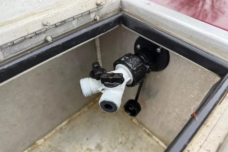 Slide: The Image of Storage compartment in 2010 Thunder Jet 21 Luxor OB boat with diamond plate detailing. - 37