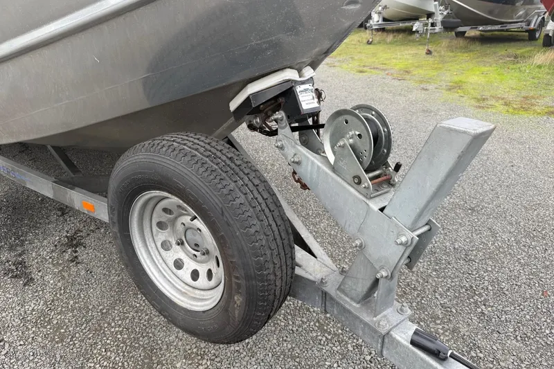 Slide: The Image of Trailer hitch of 2010 Thunder Jet 21 Luxor OB on gravel surface. - 7