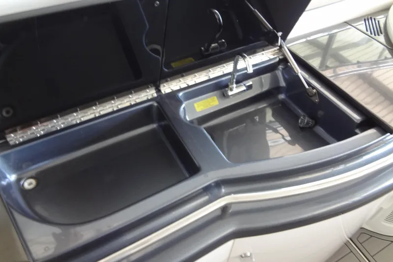 Slide: The Image of 2019 Formula 400 Super Sport boat sink and countertop detail. - 23