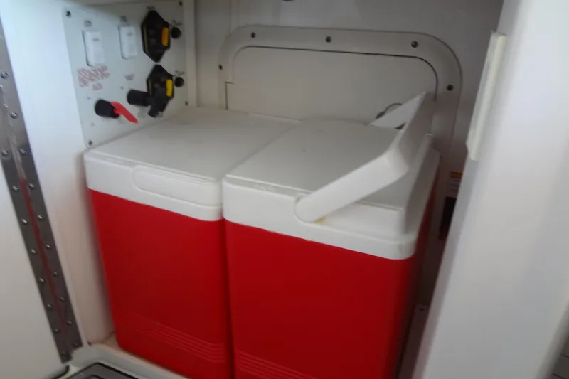 Slide: The Image of Red coolers in a 2019 Formula 400 Super Sport boat compartment. - 25