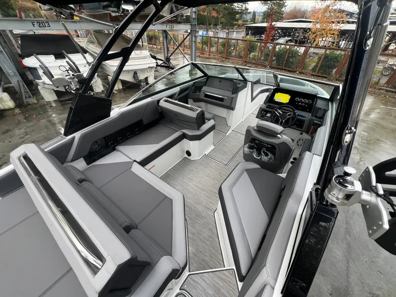 Slide: The Image of Cobalt R4 Surf 2022 - 10