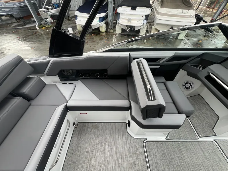 Slide: The Image of Cobalt R4 Surf 2022 - 11