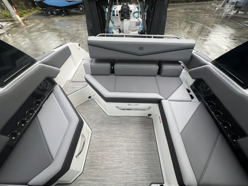 Slide: The Image of Cobalt R4 Surf 2022 - 12