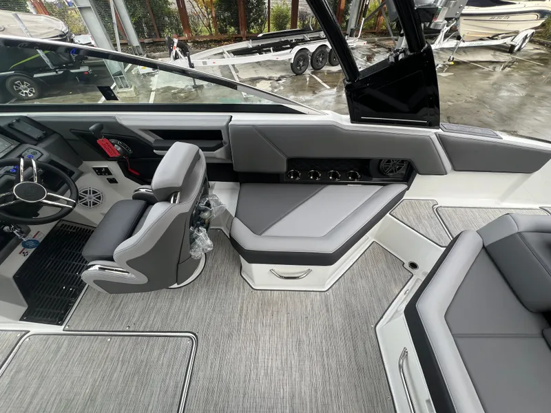 Slide: The Image of Cobalt R4 Surf 2022 - 13