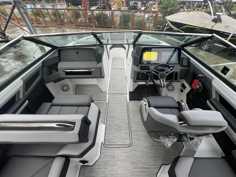 Slide: The Image of Cobalt R4 Surf 2022 - 14