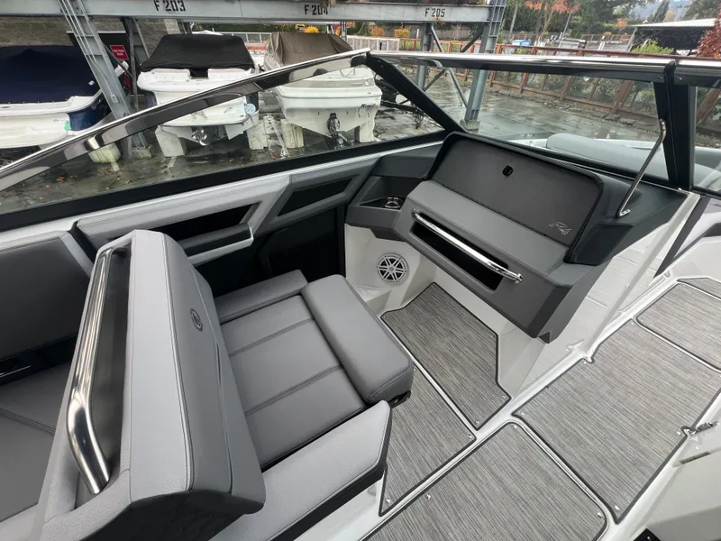 Slide: The Image of Cobalt R4 Surf 2022 - 15