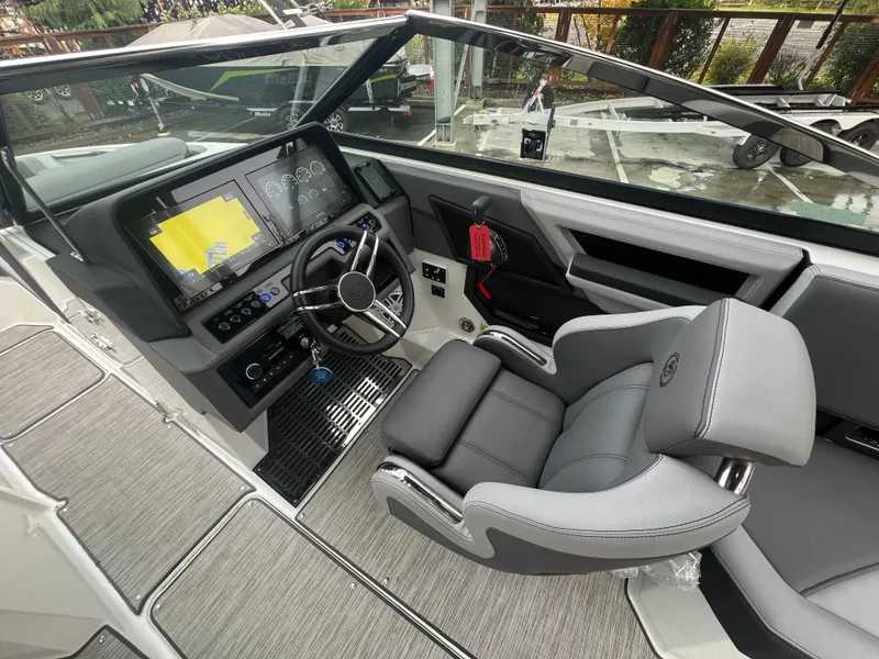 Slide: The Image of Cobalt R4 Surf 2022 - 16