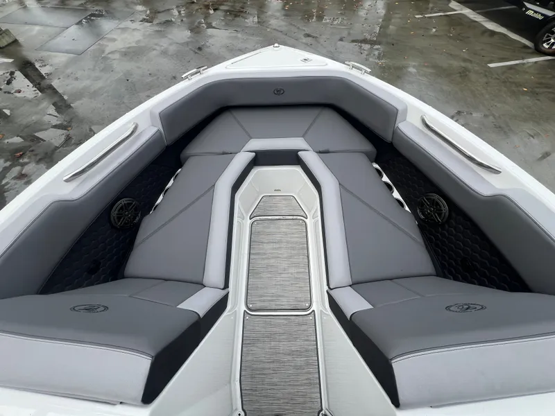 Slide: The Image of Cobalt R4 Surf 2022 - 19