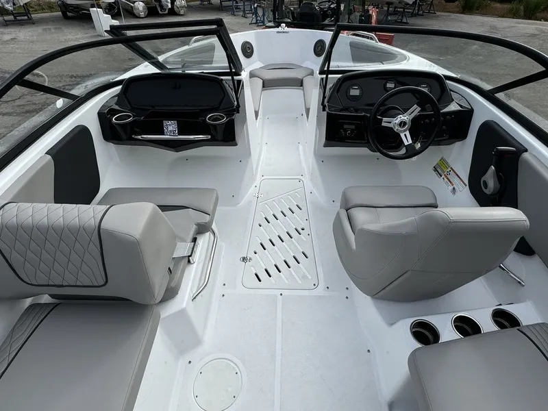 Slide: The Image of Glastron GX190 2022 - 10