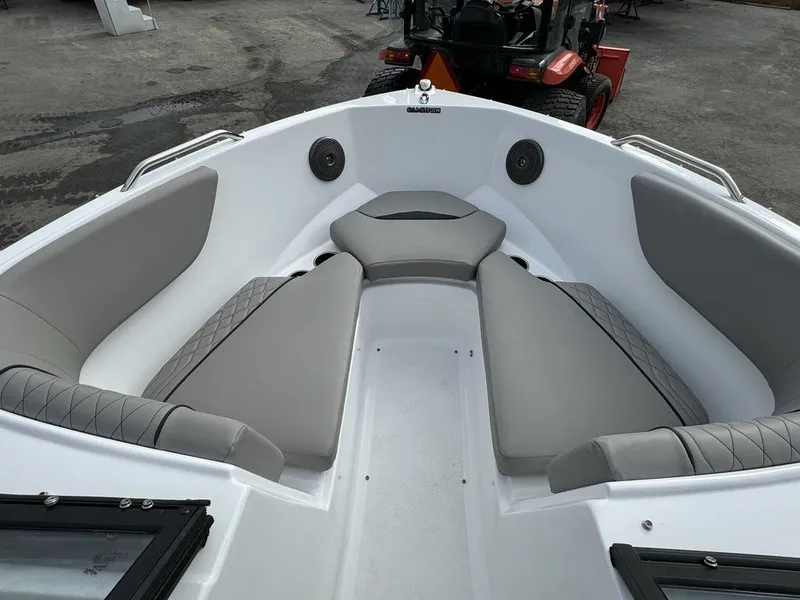 Slide: The Image of Glastron GX190 2022 - 18