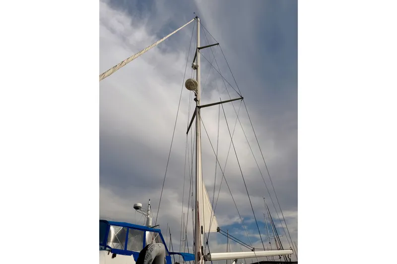 Slide: The Image of Tall mast of a 2002 Hunter 460 sailboat against a cloudy sky. - 4