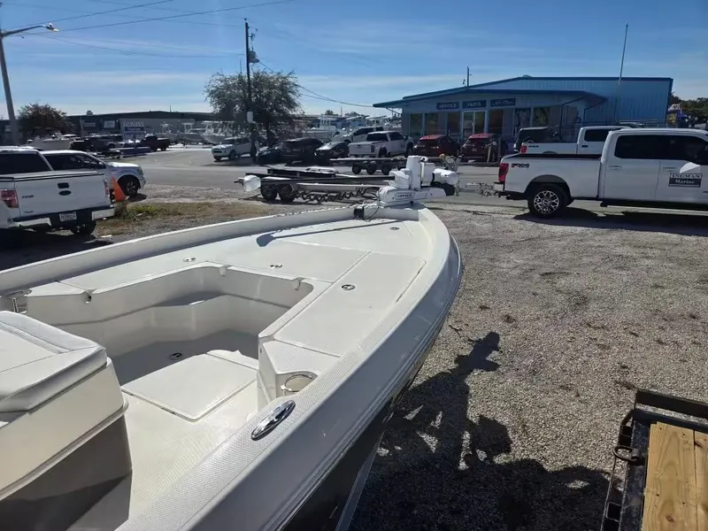 Slide: The Image of Skeeter SX230 2025 - 7