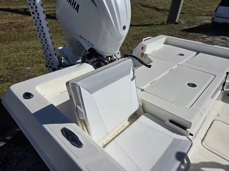 Slide: The Image of Skeeter SX230 2025 - 8