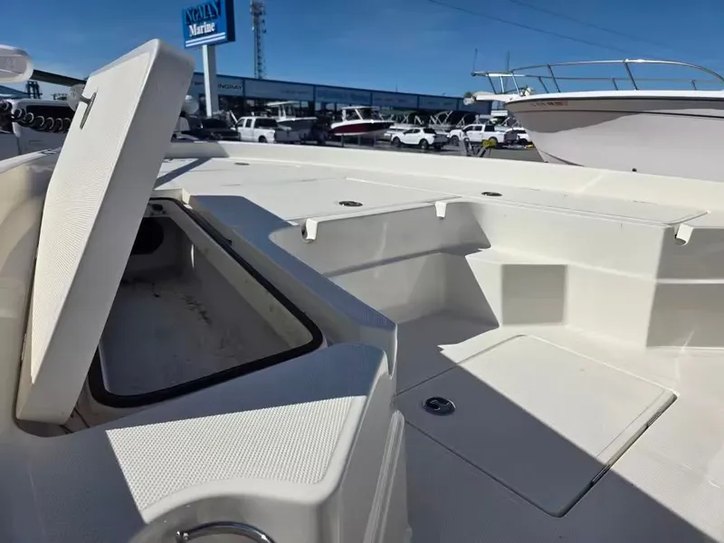 Slide: The Image of Skeeter SX230 2025 - 9