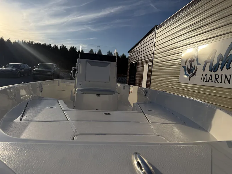 Slide: The Image of Skeeter SX2350 2026 - 6