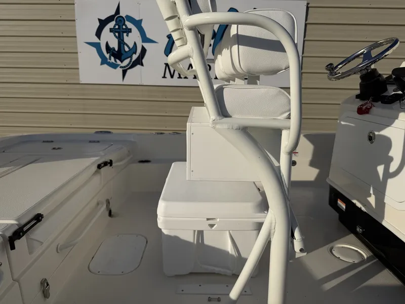 Slide: The Image of Skeeter SX221 2026 - 12