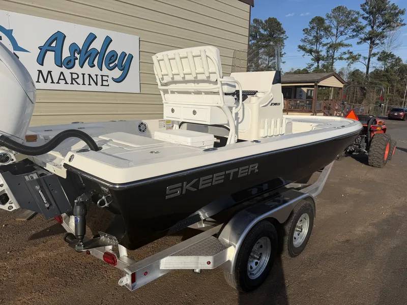 Slide: The Image of Skeeter SX221 2026 - 4