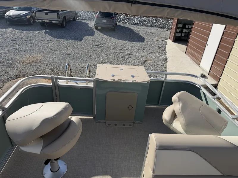 Slide: The Image of Avalon Venture 21 REAR FISH-90HP 2026 - 7