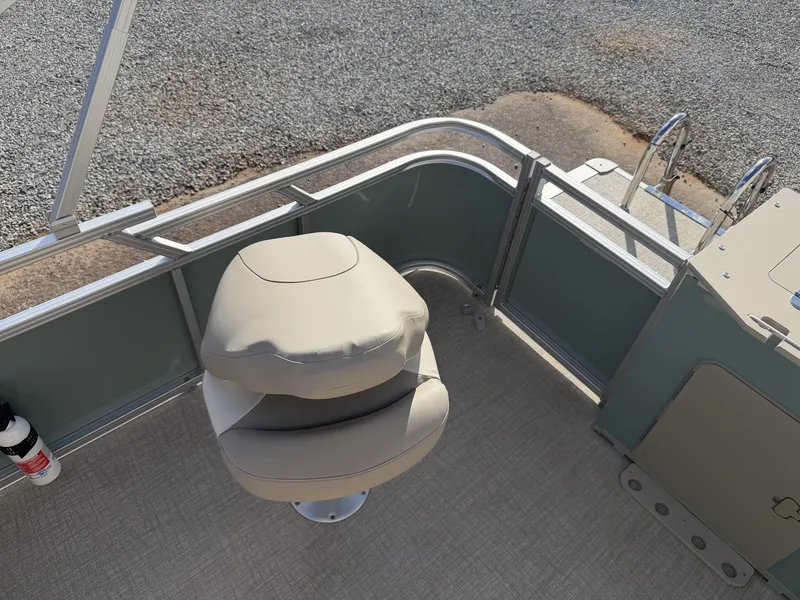 Slide: The Image of Avalon Venture Rear Fish - 21' 2026 - 12