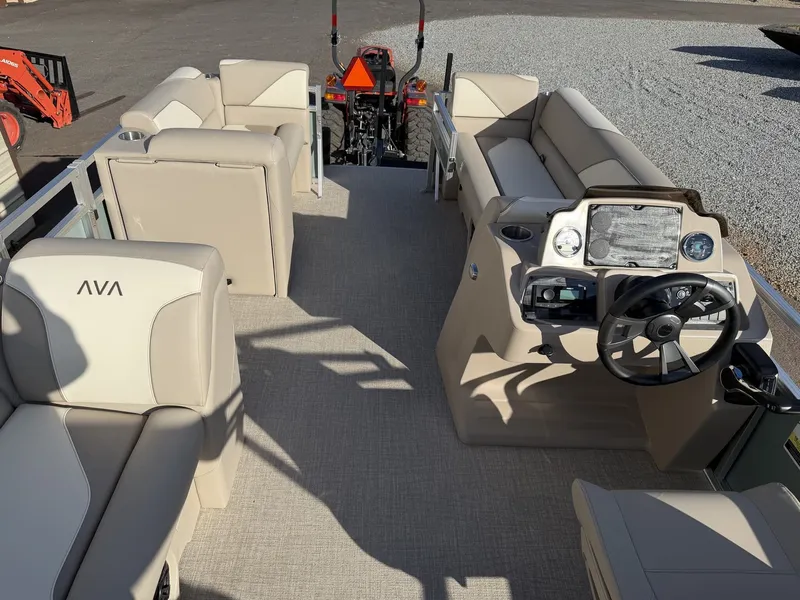 Slide: The Image of Avalon Venture Rear Fish - 21' 2026 - 14