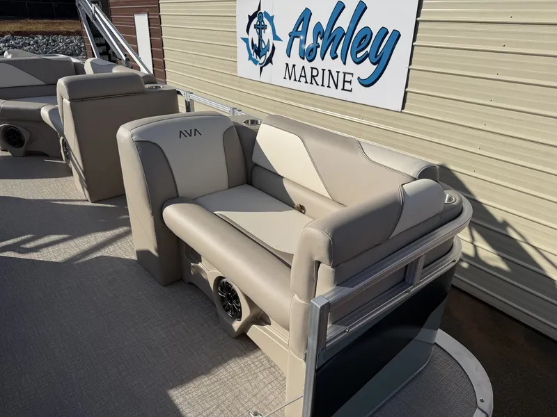 Slide: The Image of Avalon Venture Rear Fish - 21' 2026 - 3