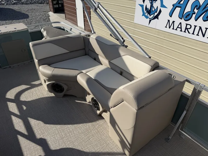 Slide: The Image of Avalon Venture 21 REAR FISH-90HP 2026 - 9