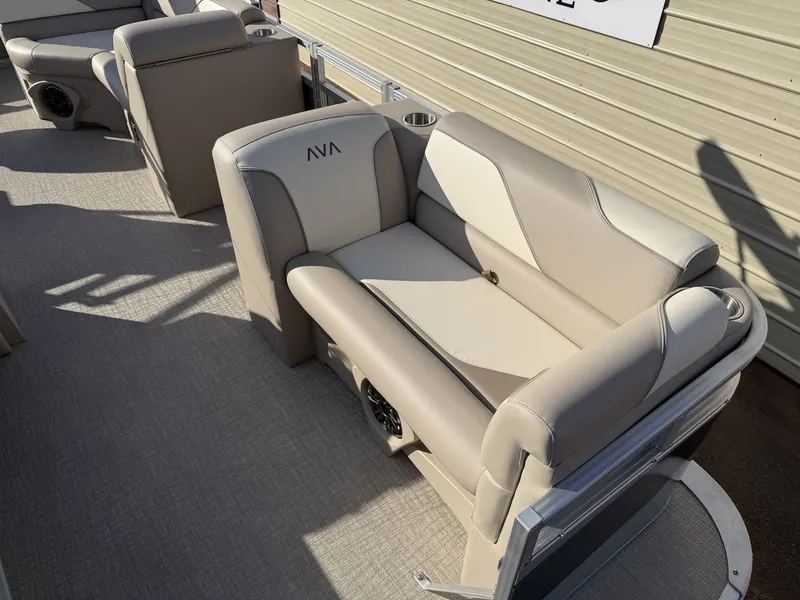 Slide: The Image of Avalon Venture 21 REAR FISH-90HP 2026 - 10