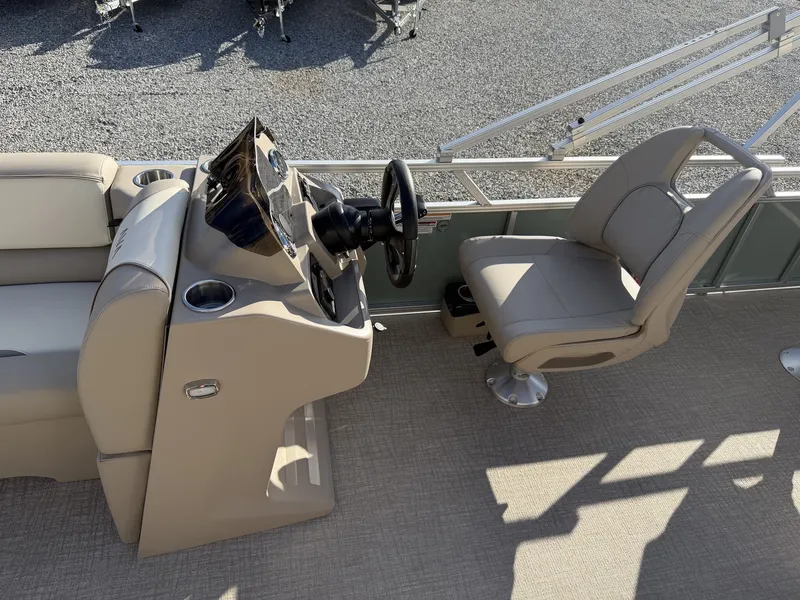 Slide: The Image of Avalon Venture 21 REAR FISH-90HP 2026 - 8