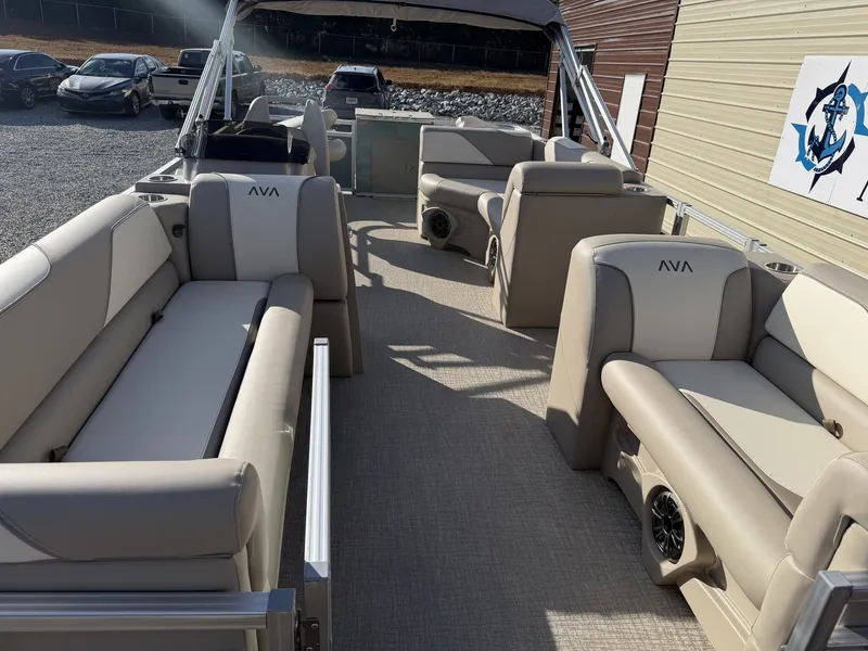 Slide: The Image of Avalon Venture Rear Fish - 21' 2025 - 4