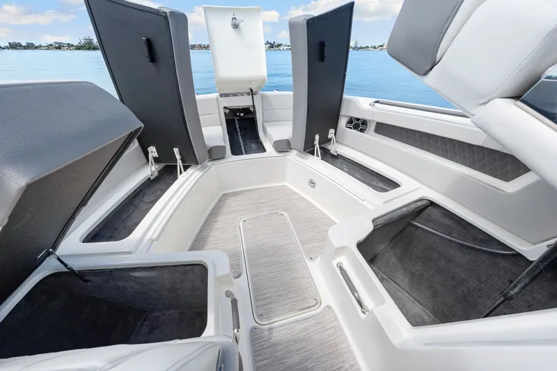 Slide: The Image of Sea Ray SLX 310 Outboard 2026 - 44