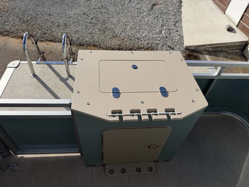 Slide: The Image of Avalon Venture 21 REAR FISH-90HP 2026 - 6