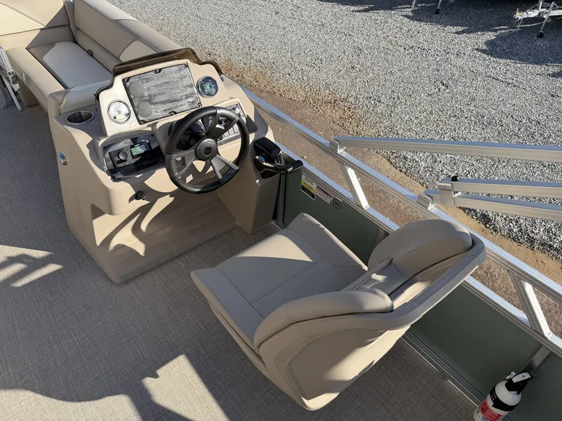 Slide: The Image of Avalon Venture Rear Fish - 21' 2025 - 13