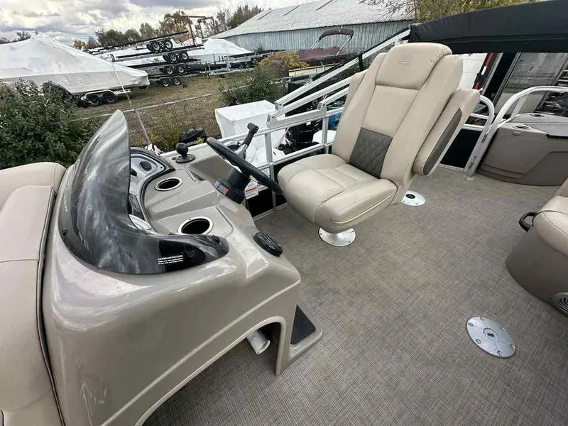 Slide: The Image of Sun Tracker Fishin' Barge 20 DLX 2021 - 10