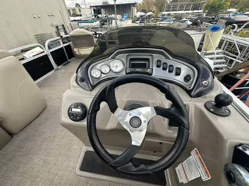 Slide: The Image of Sun Tracker Fishin' Barge 20 DLX 2021 - 11