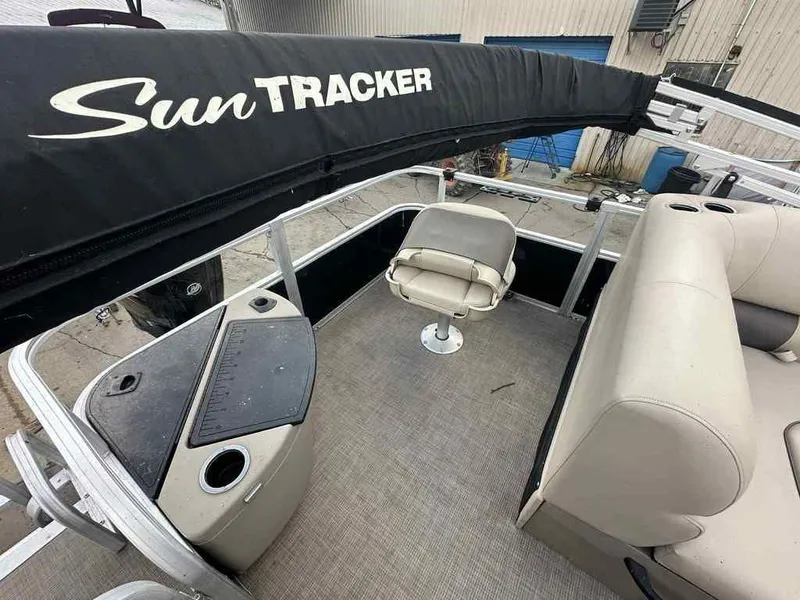 Slide: The Image of Sun Tracker Fishin' Barge 20 DLX 2021 - 15