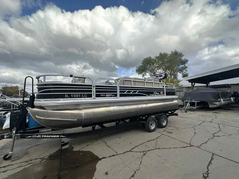Slide: The Image of Sun Tracker Fishin' Barge 20 DLX 2021 - 16