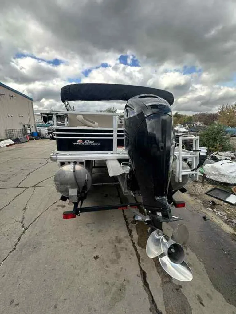 Slide: The Image of Sun Tracker Fishin' Barge 20 DLX 2021 - 17