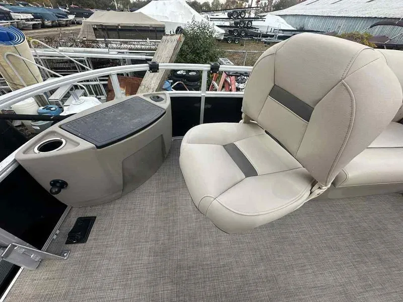 Slide: The Image of Sun Tracker Fishin' Barge 20 DLX 2021 - 4