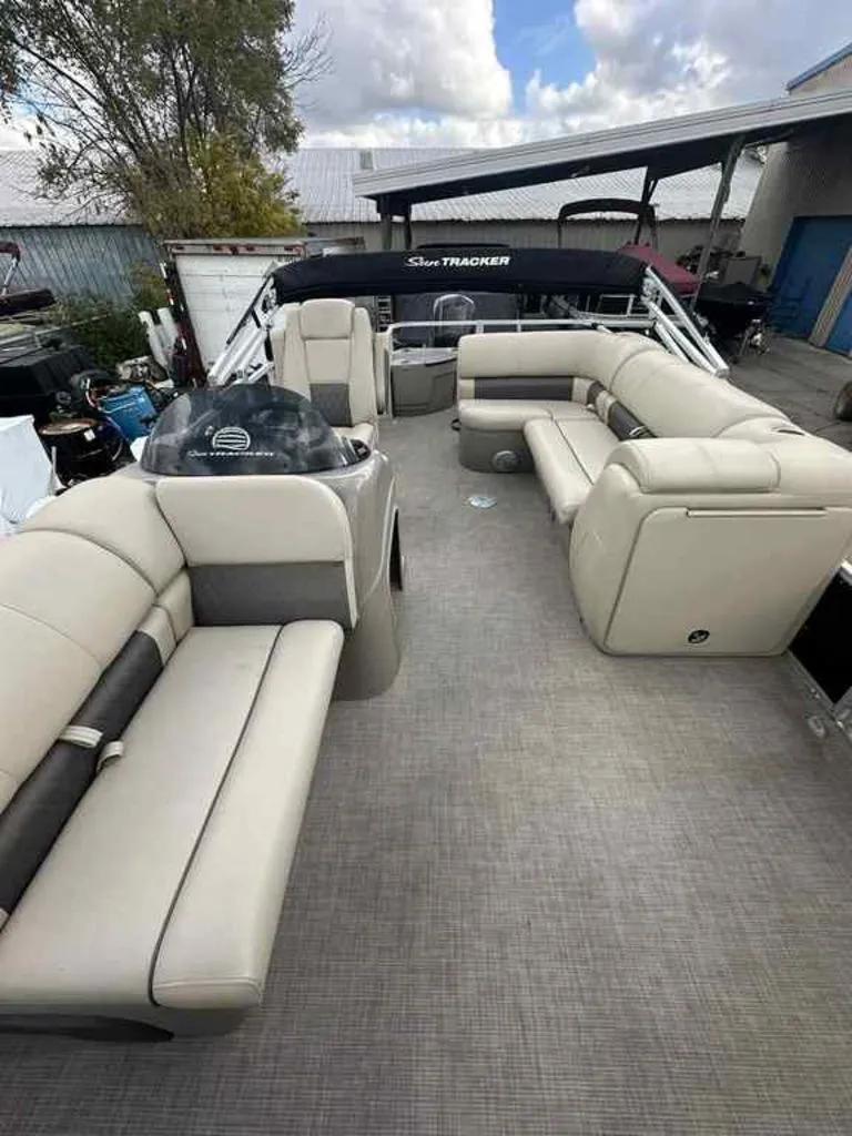 Slide: The Image of Sun Tracker Fishin' Barge 20 DLX 2021 - 6