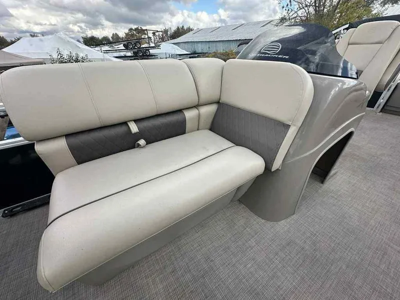 Slide: The Image of Sun Tracker Fishin' Barge 20 DLX 2021 - 7