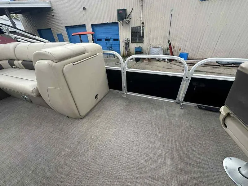 Slide: The Image of Sun Tracker Fishin' Barge 20 DLX 2021 - 8