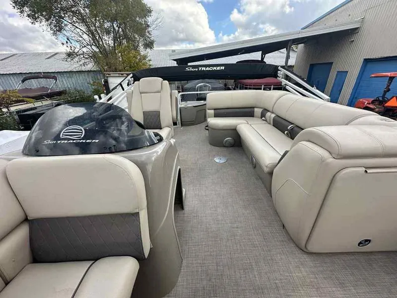 Slide: The Image of Sun Tracker Fishin' Barge 20 DLX 2021 - 9