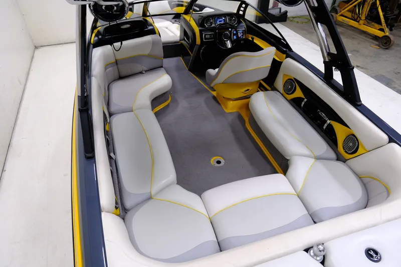 Slide: The Image of Malibu Wakesetter 23 LSV 2011 - 10