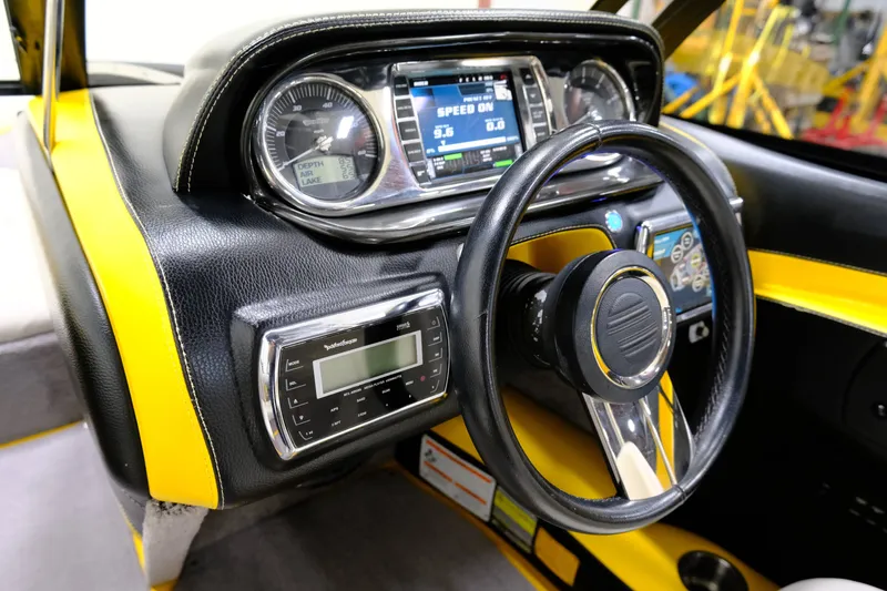 Slide: The Image of Malibu Wakesetter 23 LSV 2011 - 13