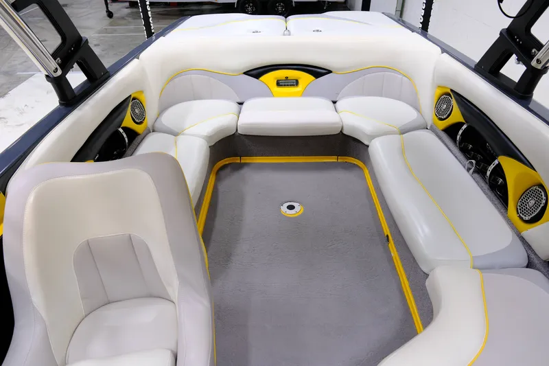 Slide: The Image of Malibu Wakesetter 23 LSV 2011 - 15