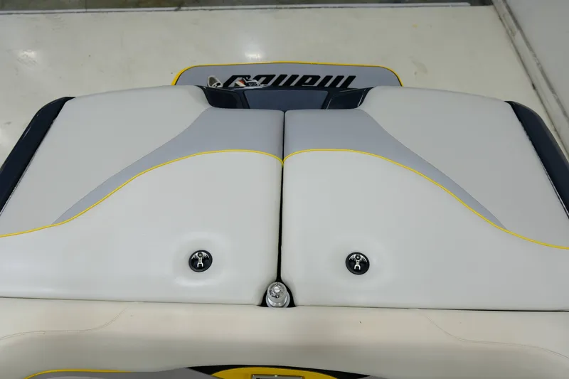 Slide: The Image of Malibu Wakesetter 23 LSV 2011 - 17