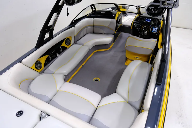 Slide: The Image of Malibu Wakesetter 23 LSV 2011 - 9