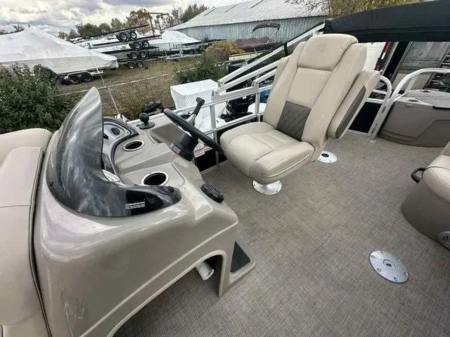 Slide: The Image of Sun Tracker Fishin' Barge 20 DLX 2021 - 10