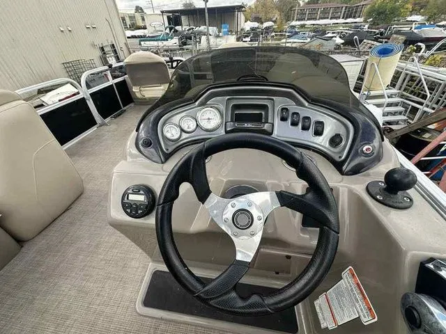 Slide: The Image of Sun Tracker Fishin' Barge 20 DLX 2021 - 11