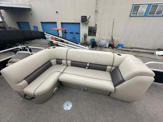 Slide: The Image of Sun Tracker Fishin' Barge 20 DLX 2021 - 13